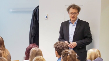 Foto Prof. Cassack vor Studierenden.