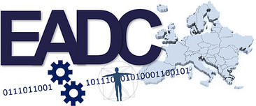 Das "EADC"-Logo mit der Darstellung von Europa auf einer Karte, Zahnrädern, Einsen und Nullen sowie eines grafischen Männchens