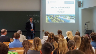 Foto Prof. Cassack vor Studierenden.