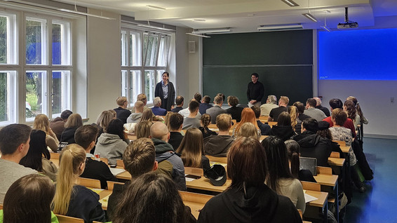 Die Leiterin des International Office, Frau Irena Dudová gibt den Studierenden Informationen zum Thema Auslandsaufenthalt.
