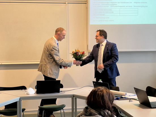 Der Rektor Prof. Kratzsch dankt Prof. Wendt für seine Tätigkeit als Dekan.