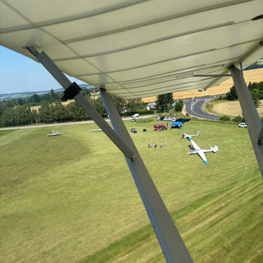 Ausblick aus dem Propellerflugzeug 