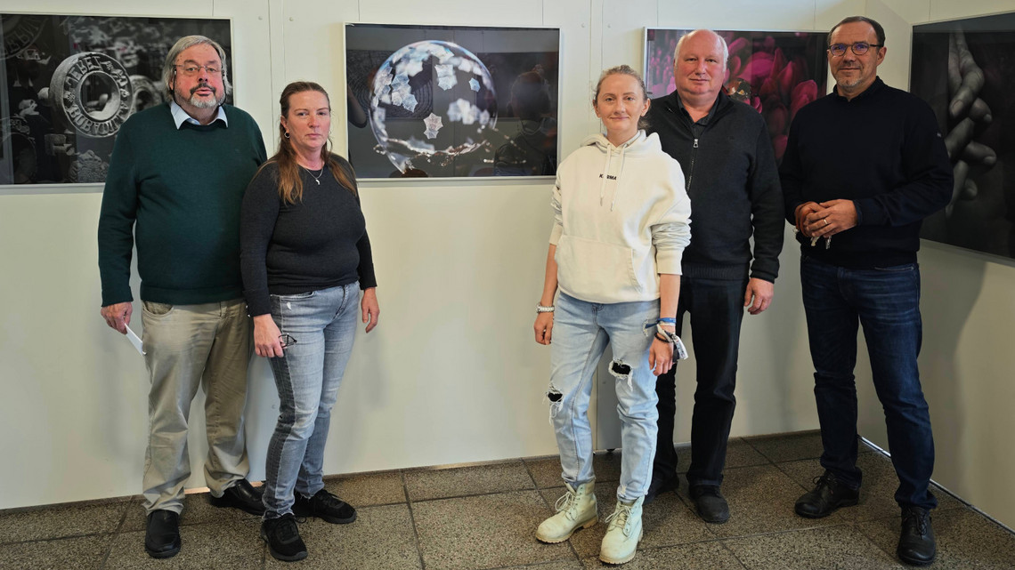 Unsere Jury vor dem Gewinnerbild. v.l.n.r. Prof. Jos Tomlow (HSZG), Heike Eisenhut-Schumann (Bau Planung Risch Ingenieurgesellschaft mbH), Elisa Schmidt (Gutachten Lausitz), Prof. Matthias Fichna (HSZG) und Jan Fallgatter (HSZG)