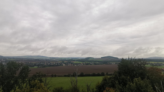 Ausblick über Leutersdorf und zum Spitzberg