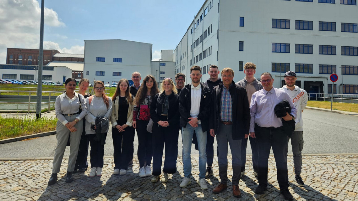 Begleitet von Prof. Zips, Prof. Kroschel, Prof. Wendt und Herrn Schäfer erkundeten Studierende der Betriebswirtschaft und Nachhaltigen Betriebswirtschaft das Firmengelände der FIT GmbH.