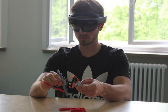 Ein Student der das Planetengetriebe zusammenbaut
