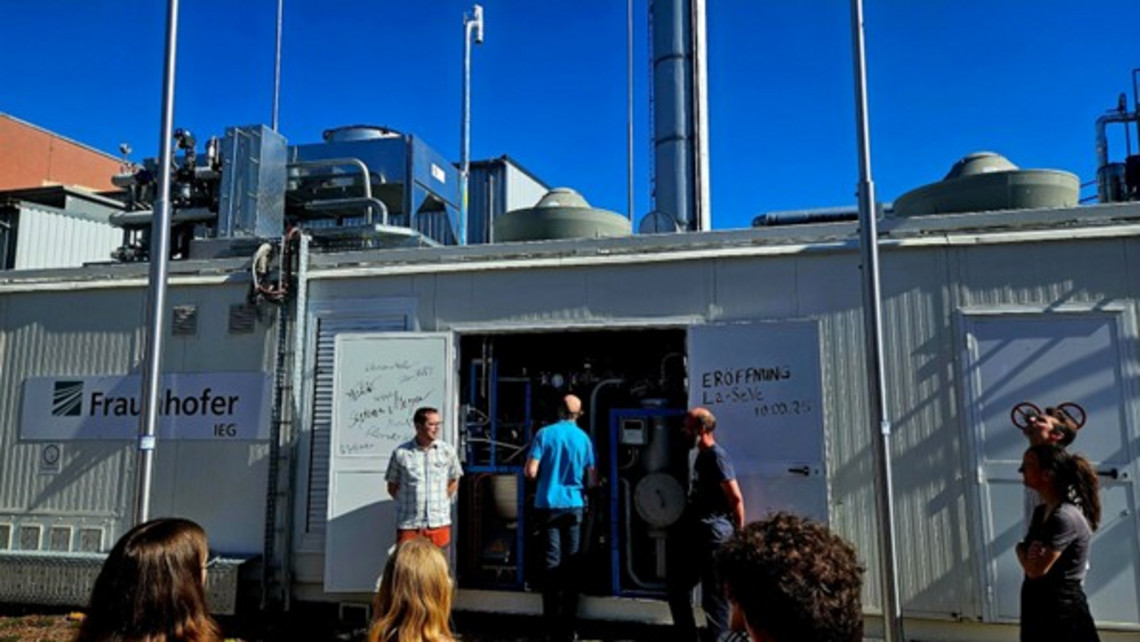 Sektorenkopplung im Reallabor: LA-SeVe verbindet PEM-Elektrolyse, Wärmepumpe und Wärmenetz auf dem Gelände der Stadtwerke Zittau. Fotos: Lars Klitzke / HSZG