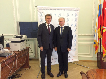 Der Rektor der UNECON Prof. Dr. Igor A. Maximtsev (rechts) nach einer Wissenschaftskonferenz zur Zukunftsfähigkeit von Banken, bei der Prof. Renker (links) Keynote-Speaker war.