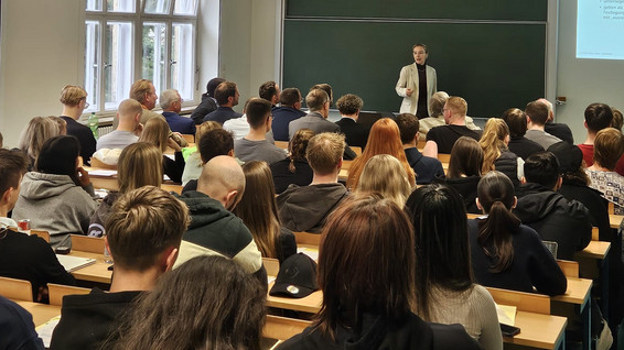 Frau Dr. Ulrike Golbs stellt den Prüfungsausschuss vor und erinnert an Rechte und Pflichten eines Studierenden.