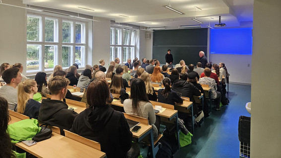 Dekan, Herr Prof. Sebastian Zips, und Prodekan, Herr Prof. Matthias Fichna eröffnen die Veranstaltung und stellen sich vor.